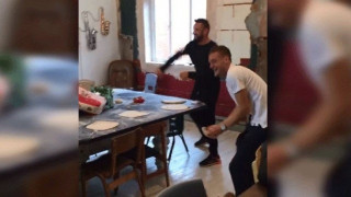 Τρελό γέλιο  με... ζυμαροπόλεμο στη Λέστερ (video)