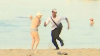 Συνελήφθη ο ληστής που έκλεψε λουόμενη σε ζωντανή σύνδεση (vid)