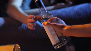 Αθήνα: «Λουκέτο» στο μπαρ που σέρβιρε ποτά-«μπόμπες» σε ανηλίκους