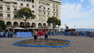 Πάλη στην άμμο: Με επιτυχία το πανελλήνιο τουρνουά στην πλατεία Αριστοτέλους