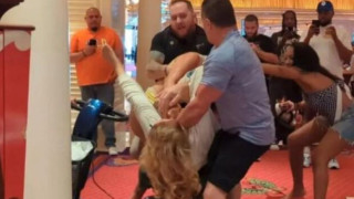 Άγριο ξύλο στο καζίνο Λουτρακίου: Πελάτες πιάστηκαν στα χέρια με θύμα μια... εργαζόμενη!