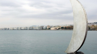 Το γλυπτό «Φεγγάρι στην Ακτή» «μετακομίζει»... μέσα στον Θερμαϊκό!