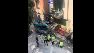 Pretty Woman α λα ελληνικά: Έδωσε λουλούδια στην αγαπημένη του από... εκσκαφέα!