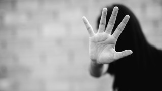 Θεσσαλονίκη: 13χρονη κατήγγειλε τους γονείς της για ξυλοδαρμό με κοντάρι σκούπας