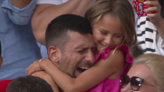 Τζόκοβιτς: Η υποδοχή της σερβικής αποστολής και η τρυφερή αγκαλιά της κόρης του