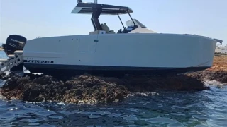 Πάρος: Σκάφος... πάρκαρε στη στεριά!