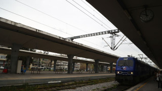 Παρ' ολίγον τραγωδία στην Αθήνα: Πώς αποφεύχθηκε σύγκρουση τρένου με τουριστικό λεωφορείο (vid)