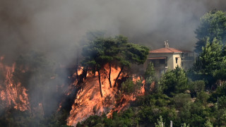 Πύρινη κόλαση στον Βαρνάβα: Καίγονται σπίτια, απεγκλωβισμοί και εκκενώσεις οικισμών