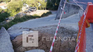 Πήλιο: Υποχώρησε ο δρόμος σε πάρκινγκ - Εγκλωβίστηκαν 10 οχήματα