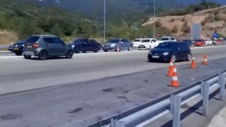 Εγνατία Οδός: Διακινητής μεταναστών οδηγούσε ανάποδα και έσπασε μπάρα διοδίων