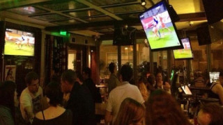 Δεν έβρισκε τραπέζι για να δει τον τελικό και πήρε την αστυνομία!