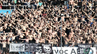 To «ασπρόμαυρο» πάρτι στη Νέα Σμύρνη!     (videos)