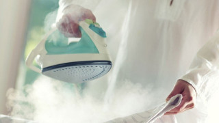 Γιατρός σιδέρωσε τη γραμματέα-ερωμένη του όταν έμαθε ότι τον απατά!