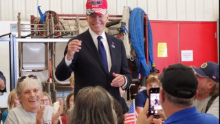 ΗΠΑ: Ο Τζο Μπάιντεν φόρεσε καπέλο υποστήριξης του Ντόναλντ Τραμπ!