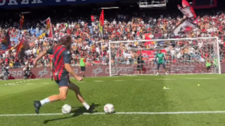 Ο Τσιτσιπάς έκανε ζέσταμα και σουτάκια πριν τη σέντρα του Τζένοα-Ρόμα