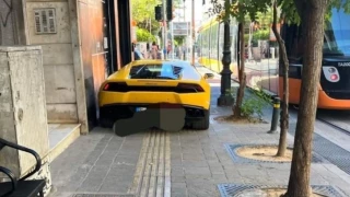 Πειραιάς: Πάρκαρε Lamborghini πάνω σε πεζοδρόμιο και οδηγό τυφλών!