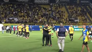 Άρης: Το «χέρι» του Καρυπίδη σε Μάντζιο και η αγκαλιά μετά τον θρίαμβο επί του Ολυμπιακού