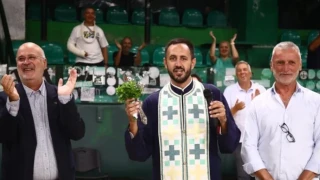 Παναθηναϊκός: Ο ιερέας που έγινε viral-Τέλεσε τον αγιασμό και άρχισε τα συνθήματα (vid)