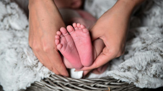 Ηράκλειο: 55χρονη γιαγιά... γέννησε το εγγόνι της!