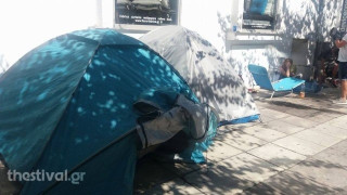 ΑΠΙΣΤΕΥΤΟ! Κατασκήνωσαν έξω από κατάστημα για ένα ζευγάρι παπούτσια