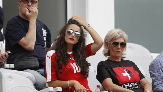 Δείτε το απίστευτο μπλουζάκι που φόρεσε η μαμά των αδερφών Τσάκα!