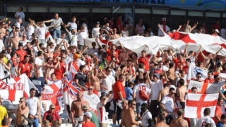 Νέα αίσχη στο Euro! Άγγλοι οπαδοί ούρησαν σημαία της Ρωσίας (pics)