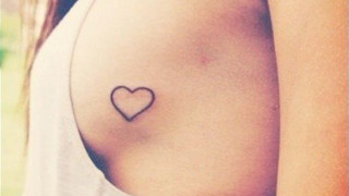 «Sideboob» :   Η    νέα    μόδα    στα     τατουάζ
