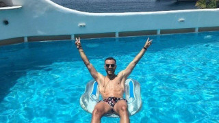Γεμίζει τις        μπαταρίες του ο       Μυστακίδης!
