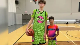 Καναδάς: Υπερφυσικός 13χρονος με ύψος... 2.21μ- Ετοιμάζεται για το ΝΒΑ (vid)