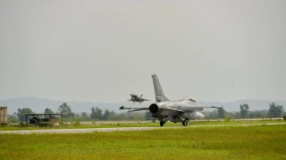 Το πέταγμα του F-35, η Αμερικανίδα πιλότος έκπληξη και τα… πιτόγυρα στην Κυλλήνη