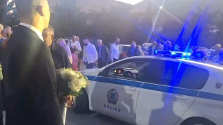 Ηράκλειο: Συνοδεία περιπολικού έφτασε η νύφη στην εκκλησία!