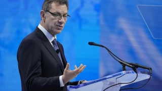 Τα εμβόλια έφεραν «παρενέργειες» στην Pfizer: Εξέγερση μετόχων και επενδυτών κατά Μπουρλά