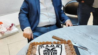 Η τούρτα έκπληξη στον Κατσαρή για τα 50 χρόνια προσφοράς στον ΠΑΟΚ