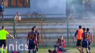 Αλβανία: Χάος στο Τίρανα VS Βλάζνια-Παίκτες έχασαν την ακοή τους από ρίψη κροτίδων (vid)