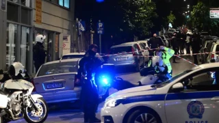 Κυψέλη: Η στιγμή που ένας πολίτης βγάζει από το αυτοκίνητο τον νεκρό Τούρκο