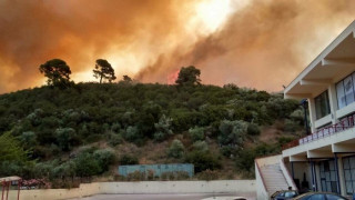 Κάηκαν κατοικίες και ο βιολογικός καθαρισμός του Πόρτο Καρράς