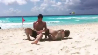Έκανε τάκλιν...στην κοπέλα του στην παραλία (video)