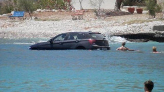 68χρονη τουρίστρια έπεσε με το αυτοκίνητο στη θάλασσα