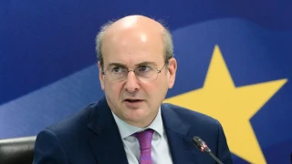 Χατζηδάκης: Έρχεται μείωση 50% στις προμήθειες των τραπεζών