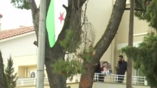 Ψυχικό: Ύψωσαν τη σημαία της επανάστασης στην πρεσβεία της Συρίας