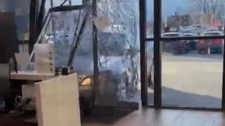 Αγόρασε αυτοκίνητο και το έριξε στη βιτρίνα του καταστήματος που το αγόρασε!