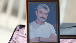 Σπαραγμός στην κηδεία του Δημήτρη Ήμελλου - Αγκάλιαζε το φέρετρο η μητέρα του