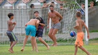 ΓΙΓΑΝΤΑΣ Μπουφόν: Επαιξε ποδόσφαιρο με παιδιά στις διακοπές του (vid)