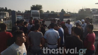 ΕΚΤΑΚΤΟ: Πρόσφυγες ξεκίνησαν πορεία προς το κέντρο της Θεσσαλονίκης