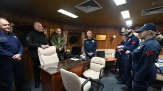 Διανυκτέρευση εν πλω για Δένδια-Επισκέφτηκε τη φρεγάτα «Ψαρά» (vid)