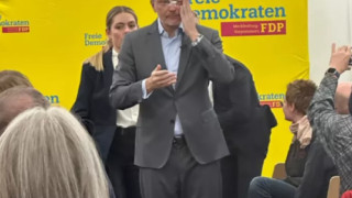 Πέταξαν τούρτα στον Γερμανό ηγέτη του FDP Κρίστιαν Λίντνερ κατά τη διάρκεια ομιλίας του