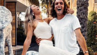 «Στροφή καριέρας» για τον Τσιτσιπά: Έγινε στιχουργός για χάρη της Μπαντόσα