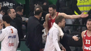 Παναθηναϊκός-Ολυμπιακός: Χαμός με Μπαρτζώκα και Παπανικολάου στο ΟΑΚΑ