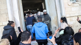 Ηράκλειο-Οργή για την κακοποίηση του 3χρονου: Πέταξαν πέτρες στο σπίτι της φρίκης  (vid)