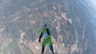 Πήδηξε στο κενό από ύψος 7,6 χλμ χωρίς αλεξίπτωτο (vid)